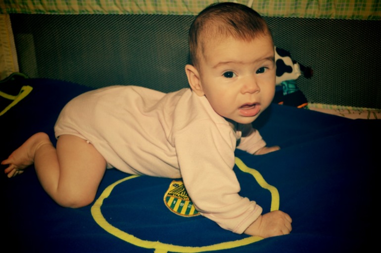 Попытки стать на четвереньки