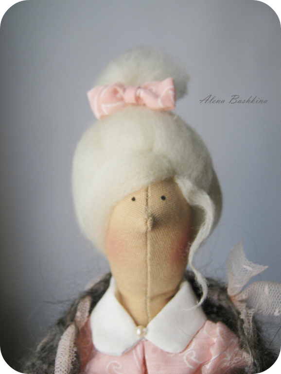 Тильда Бэкки с мишкой