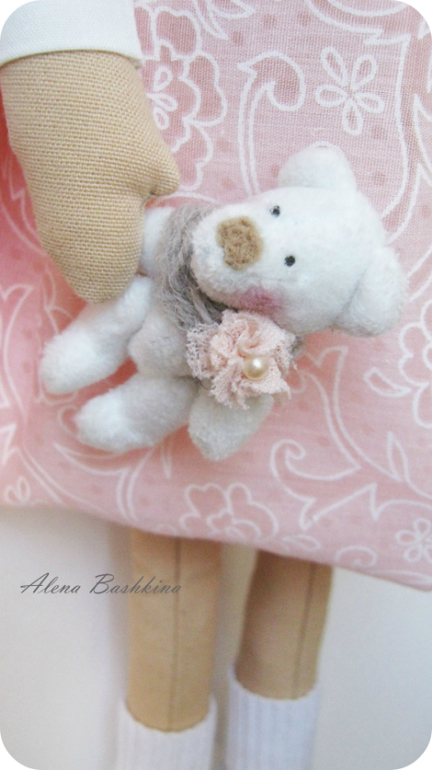 Тильда Бэкки с мишкой