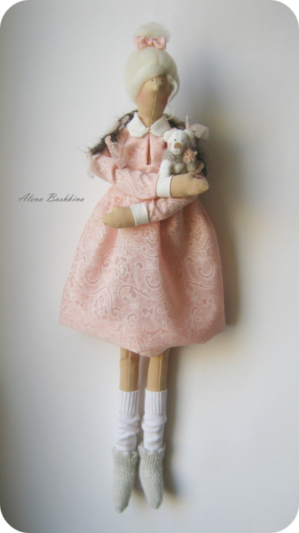 Тильда Бэкки с мишкой