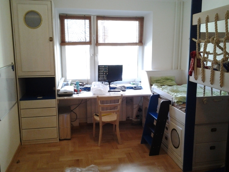 Подборка письменных столов и столиков из массива березы