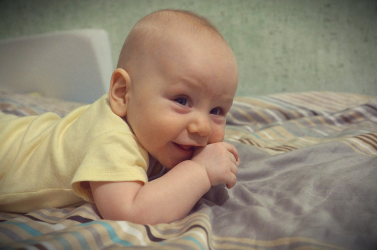 А вы знаете, зачем сонный мальчишка по ночам зовёт маму?:))