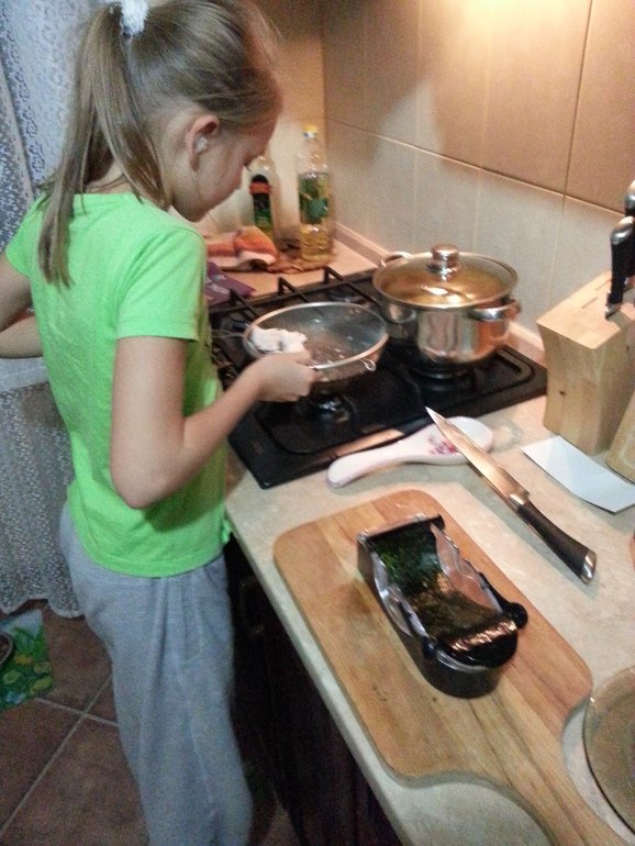 Наши первые роллы с помощью спец.машинки.