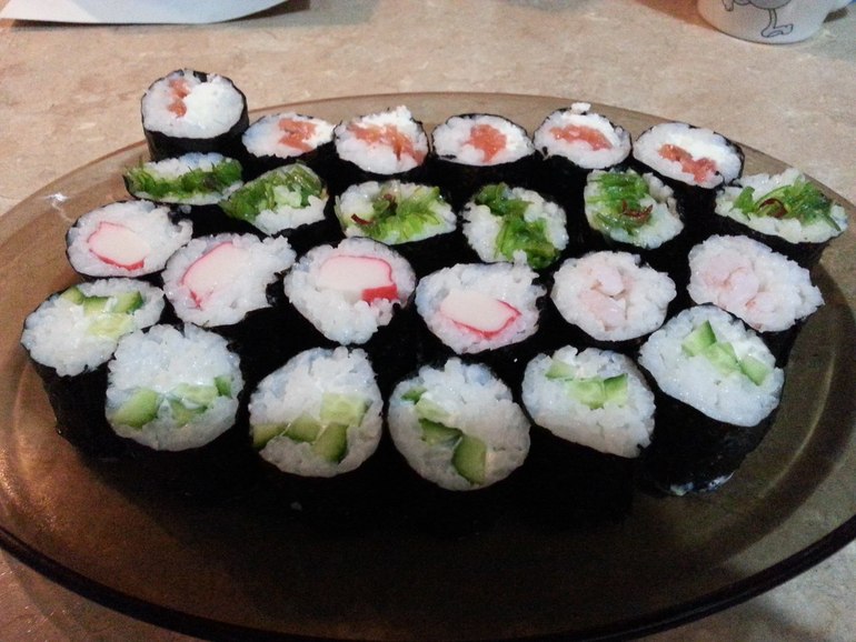 Наши первые роллы с помощью спец.машинки.