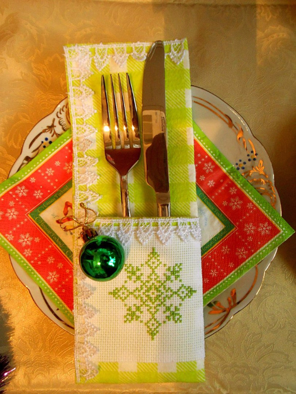 кармашки для столовых приборов. кармашек из салфетки для столовых приборов. кармашек из салфетки для столовых приборов. столовые приборы в салфетке. кармашек из салфетки для столовых приборов.