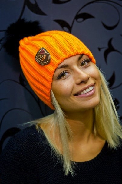 Оранжевая шапка женская с чем носить