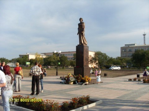 Город черногорск. Памятник Баландиной в Черногорске. Город Черногорск Республика Хакасия. Баландина Черногорск Черногорск. Площадь Победы Черногорск.