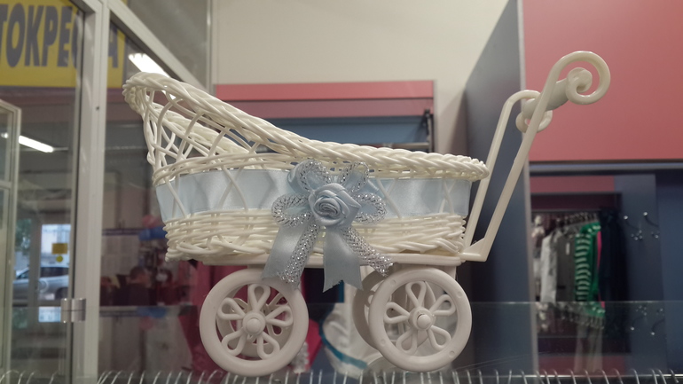 Где купить такую плетеную декоративную коляску?