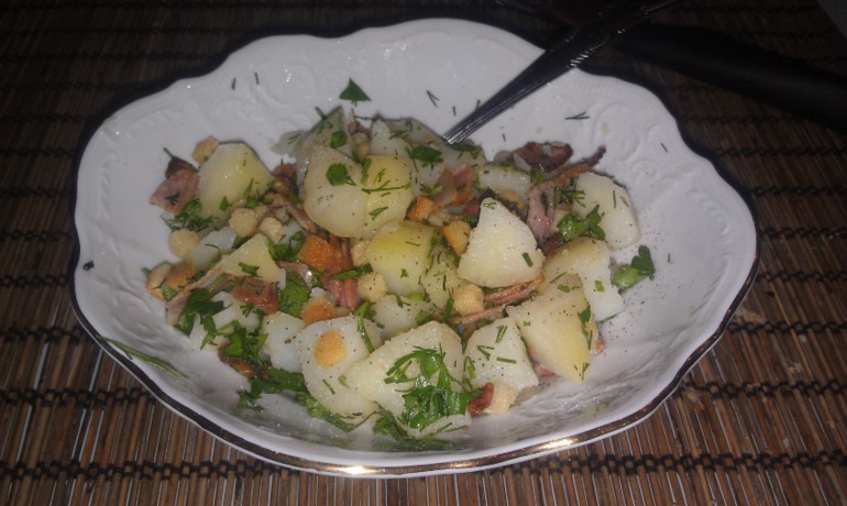Салат с беконом и картофелем