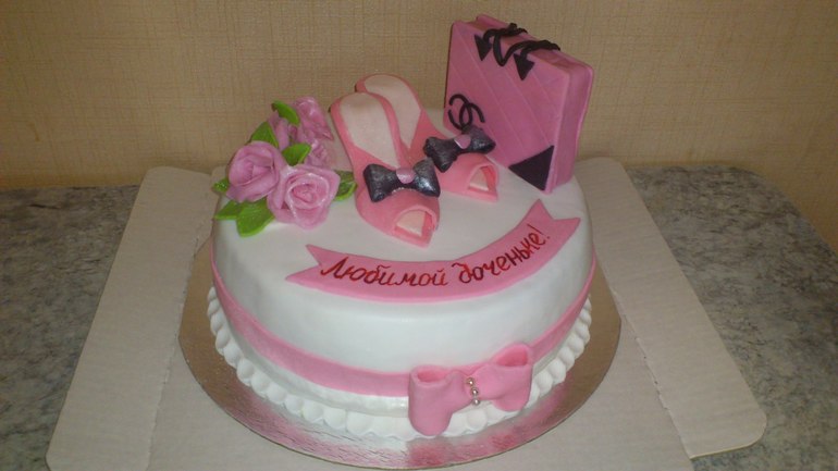 с туфлями и сумочкой.