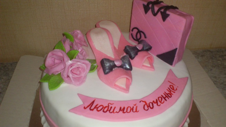 с туфлями и сумочкой.