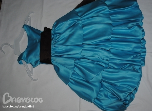 Пристраиваю платье.