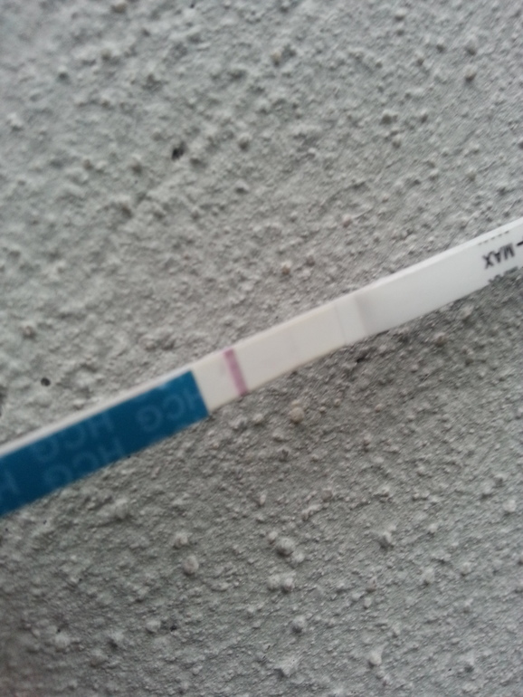 8ДПО...вторая полоска вчера появилась на струйном эви...сегодня на обычном слабая...но есть вторая....как вы думаете есть шанс???...