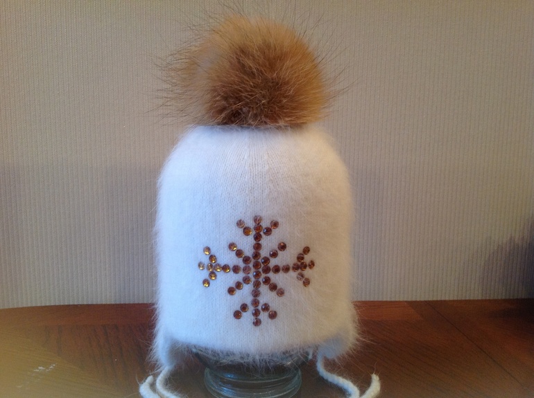 Зимние шапочки и манишки. Ручная работа.