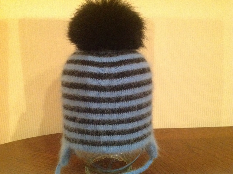 Зимние шапочки и манишки. Ручная работа.