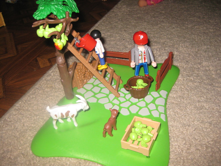 Мебель для маленьких игрушек