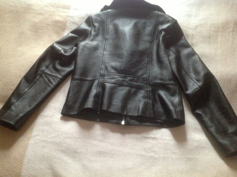 Кожаная курточка р-р M  1100p