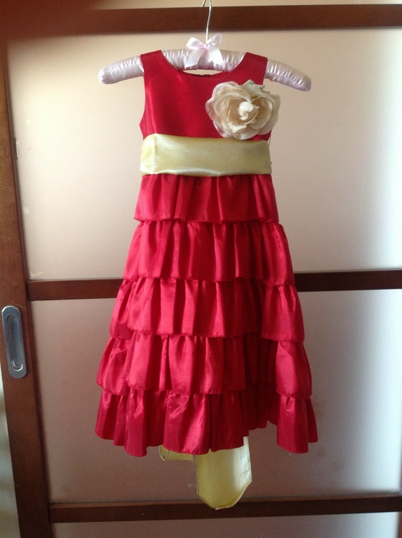 Платье б/у из химчистки на 5 лет. Длина от плеча до низа 70 см, цена:1500 руб