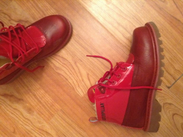 Продам срочно! Все в отличном состоянии или почти новое-1.Теплая куртка firetrap р 44. Узкая и не объемная в плечах. На талии регулируется( подойдет для беременных). 2100р 2.Дубленка натуральная б/у. Размер 44. Очень легкая. 7000р 3. Туфли замшевые vagabond из замши 38-38,5 р. Удобнее колодки не встречала. Подойдет тем, кому на каблуках совсем не удобно;) б/у мало 1200. Подойдут для танцев. Ленточку можно вставить любую на свой вкус 4. Темно-синие кожаные балетки из кожи на белой резиновой тонкой подметке. Строго на 38р. Надевала пару раз. На 38,5 малы. 5.Ботинки CAT. Размер 39-39,5. Вышла 1 раз на улицу и поняла, что дико велики. Снаружи кожа. Внутри не понятно. 3500р Отлично с носком на зиму