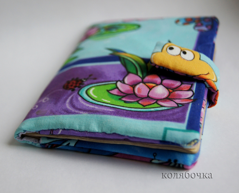 Обложка на паспорт с лягушатами.