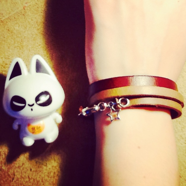 Кожаные браслетики с подвесками)