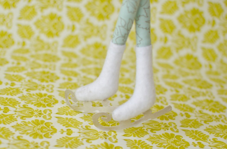 Тильда на коньках