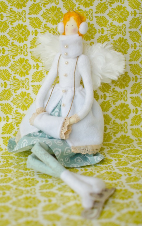 Тильда на коньках