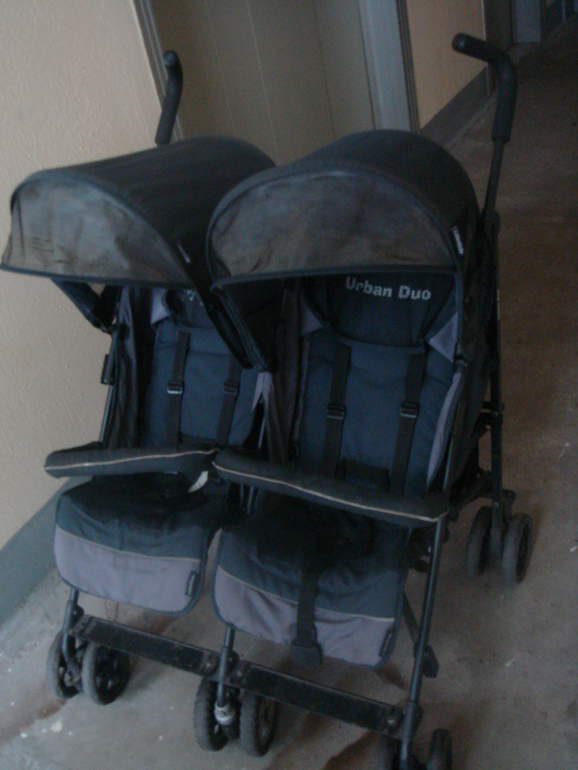 Отдам даром! Прогулочную коляску и стульчики для кормления