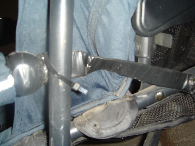 Отдам даром! Прогулочную коляску и стульчики для кормления