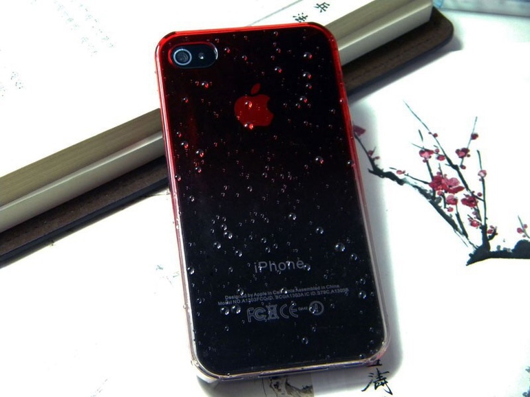 Жесткие чехлы для iPhone 4/4S. В пути)