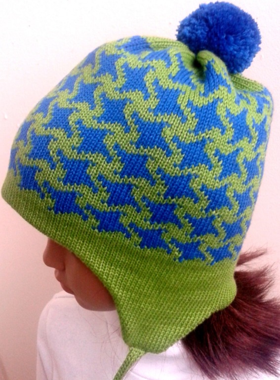 Шапочки, шарфики много))))))