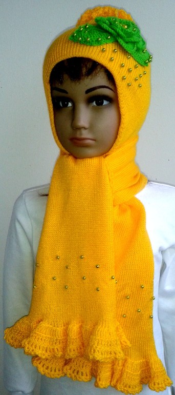 Шапочки, шарфики много))))))