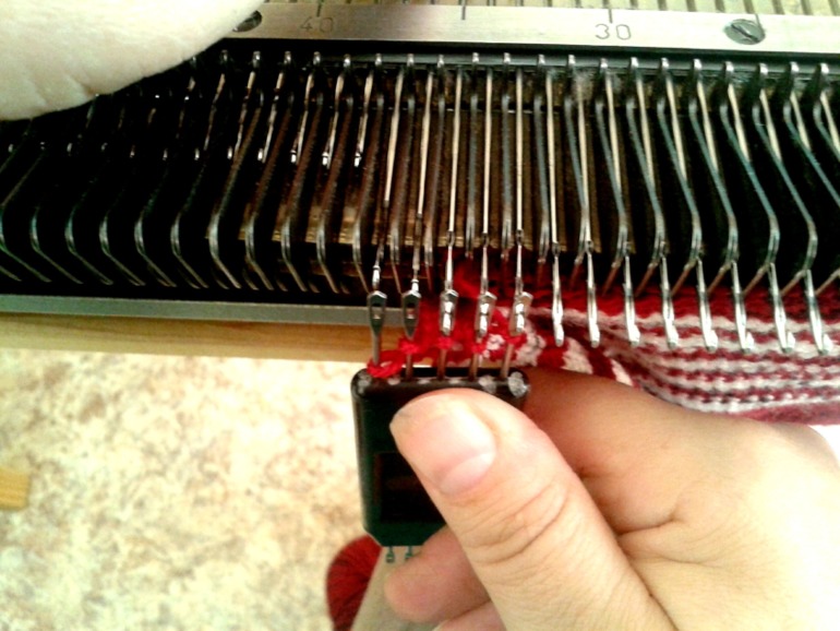 Достаём бабушкину вязальную машину.....