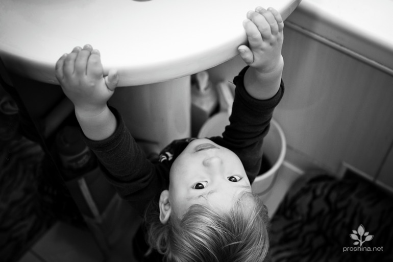 Сборы маленького Алексея в церковь