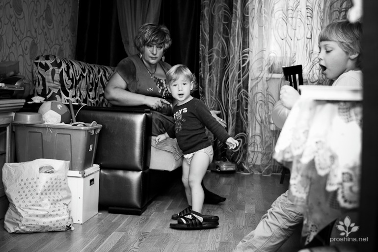 Сборы маленького Алексея в церковь