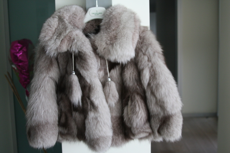Шикарная песцовая шуба 3-6 лет.
