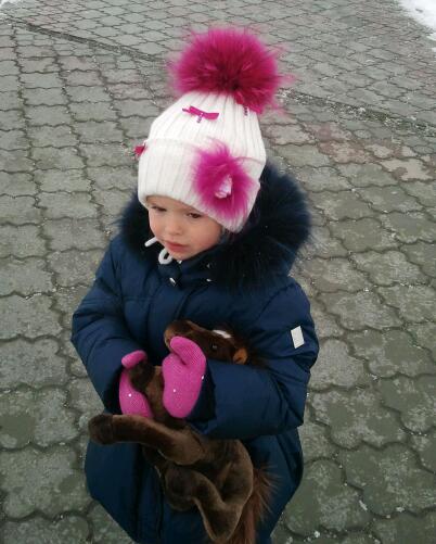 Шапочки с мех помпонами, детские и взрослые, итальянский меринос, машинная и ручная вязка на заказ