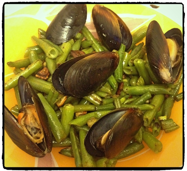 Мидии с чесночной фасолью