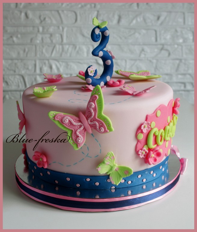 С бабочками.