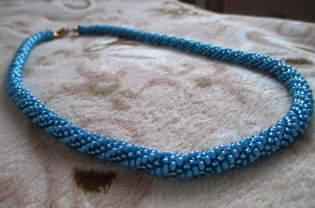 Еще один жгутик из бисера бирюзовый.