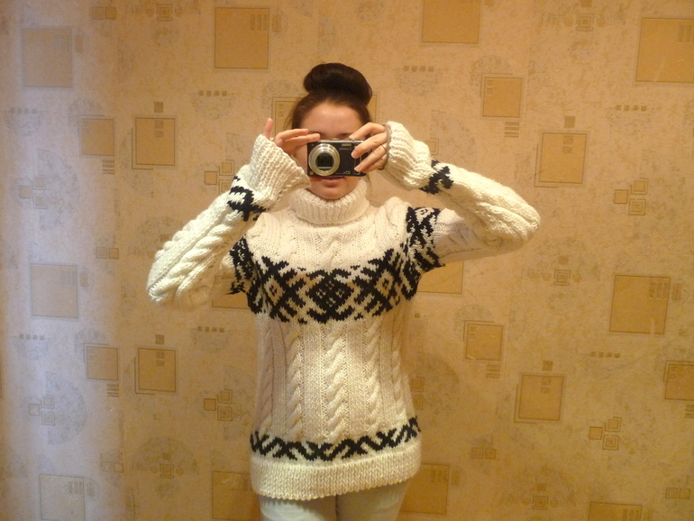 Женский свитер с орнаментом и косами)