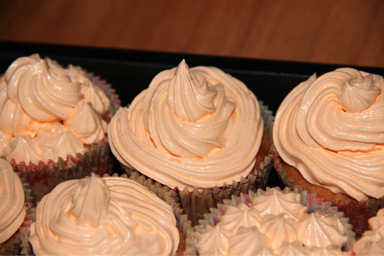 Мои первые капкейки и первые цветы