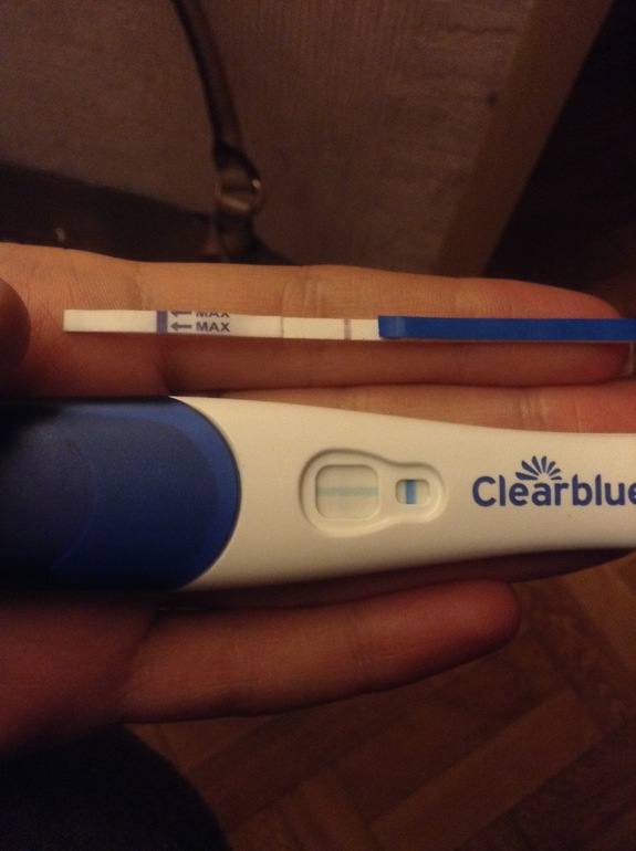Клеар блю тест на беременность до задержки. Клеар Блю струйный 2 полоски. Тест 2 полоски Clearblue. Clearblue за 5 дней. Тест за 5 дней до задержки Clearblue электронный.