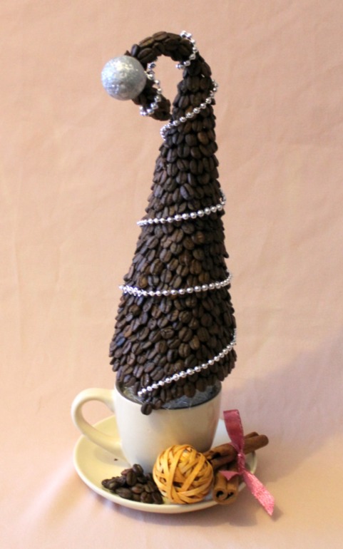 Кофейные елочки и барышня-красавица.