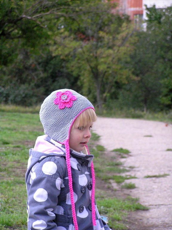 Осенняя шапка с цветком