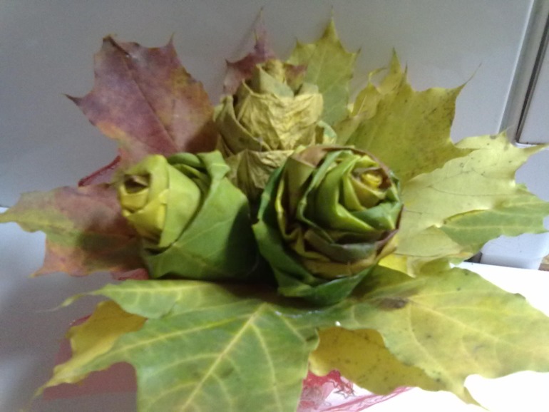 розы из кленоых листьев
