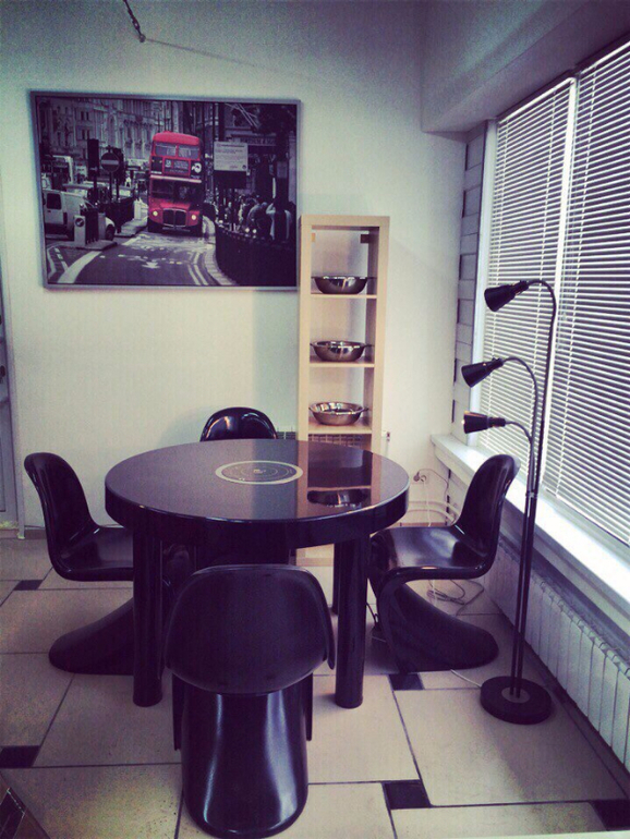 стол круглый со встроенной плитой