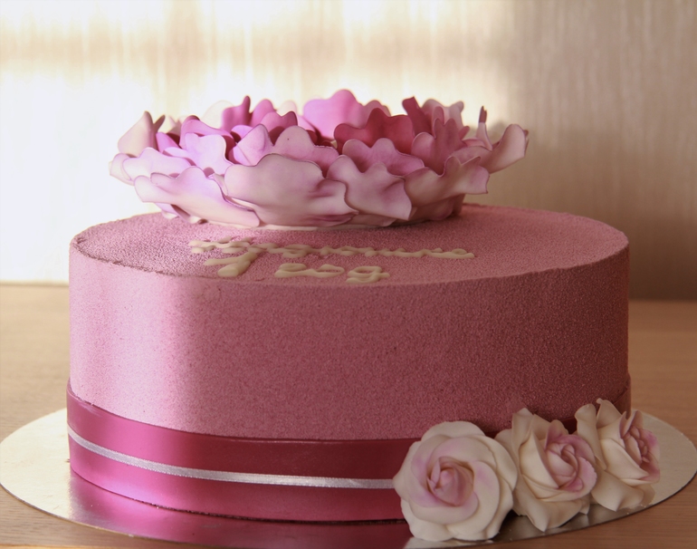 Сделать розовый торт. Розовый торт. Торт розовый велюр. Розовый велюровый торт. Украшения торт с розовым велюрам.