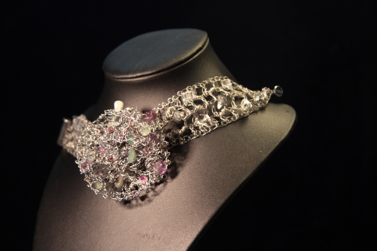 брошь с жемчугом. переделать обручальное кольцо. сломанное ювелирное изделие. виды ювелирных украшений. можно ли менять украшения.