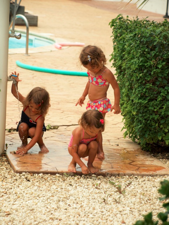 Кусочек лета. Тройняшки у басейна.